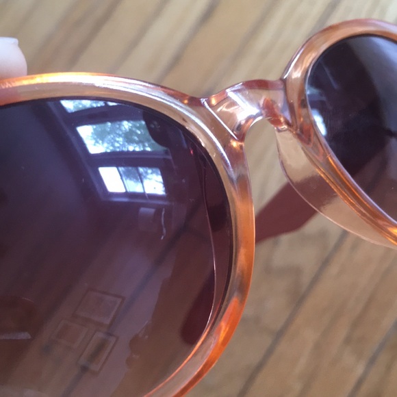 UO Clear Coral Sunglasses - Picture 3 of 4